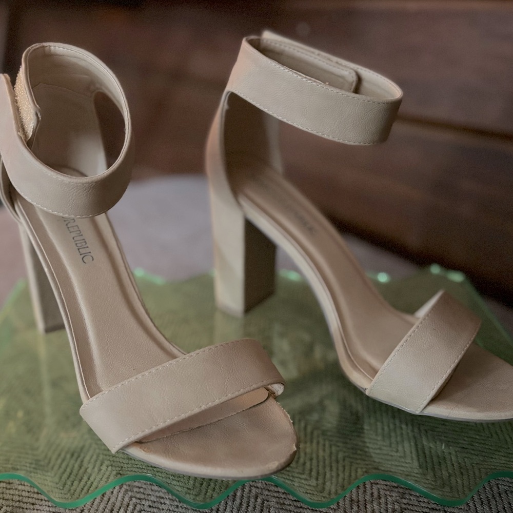 Nude Dress High Heels Strappy Shoe Size 10